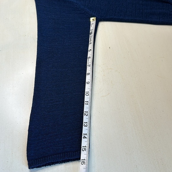 DKNY V Neck Rayon blend Top Size Medium - Picture 10 of 10